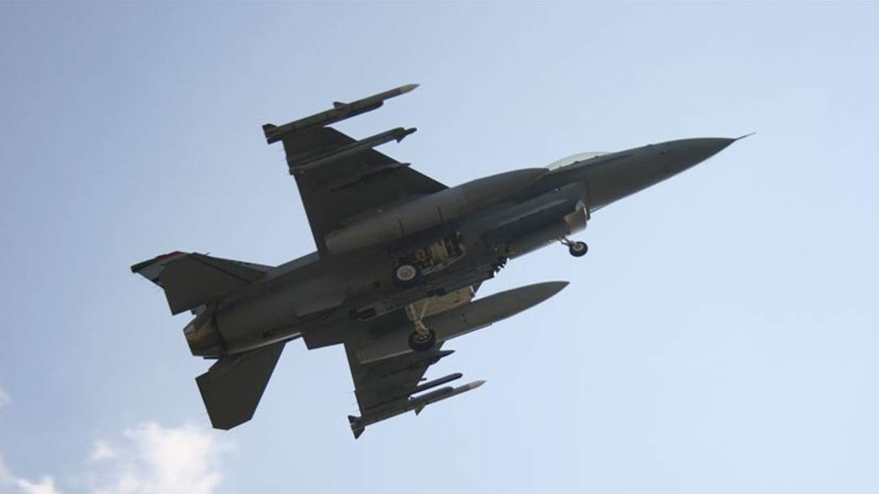 Tayvan'da F-16 savaş uçağı eğitim uçuşunda düştü