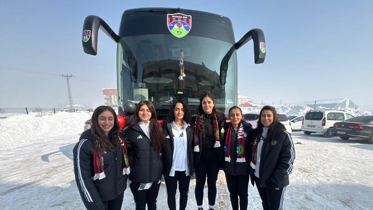 Cumhurbaşkanı Erdoğan otobüs hediye etti! Yüksekovaspor Kadın Futbol Takımı'nda yüzler gülüyor