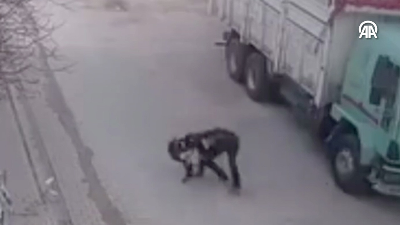 Kucağında bebeği olan kadın ile bir çocuğu yumrukladı!