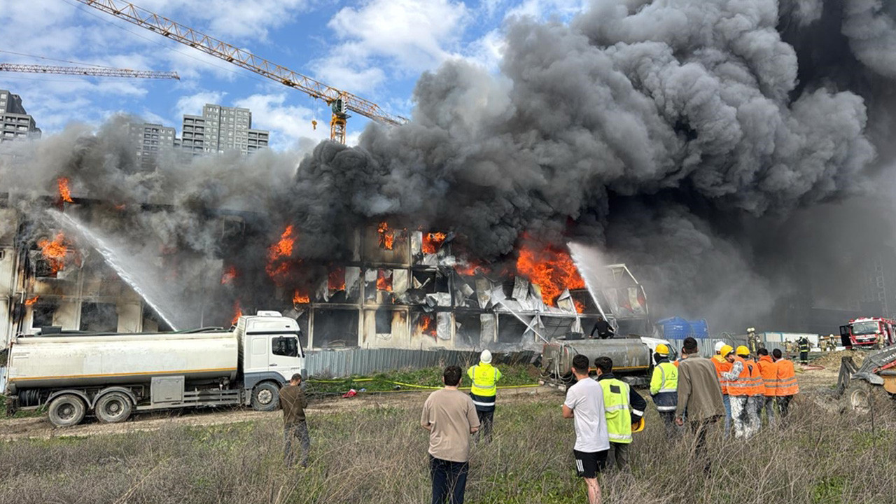 Esenyurt'ta 3 katlı işçi konteynerinde yangın çıktı