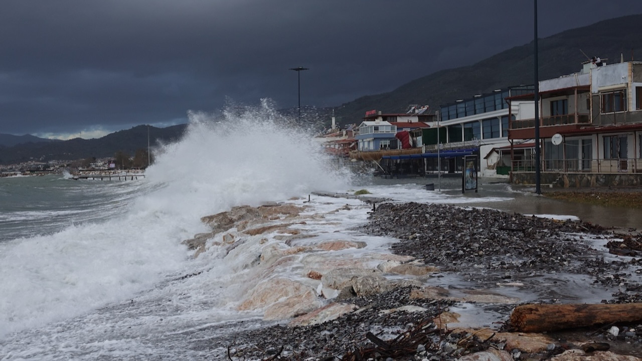 Balıkesir'de lodos etkisi! Hayat felç oldu...