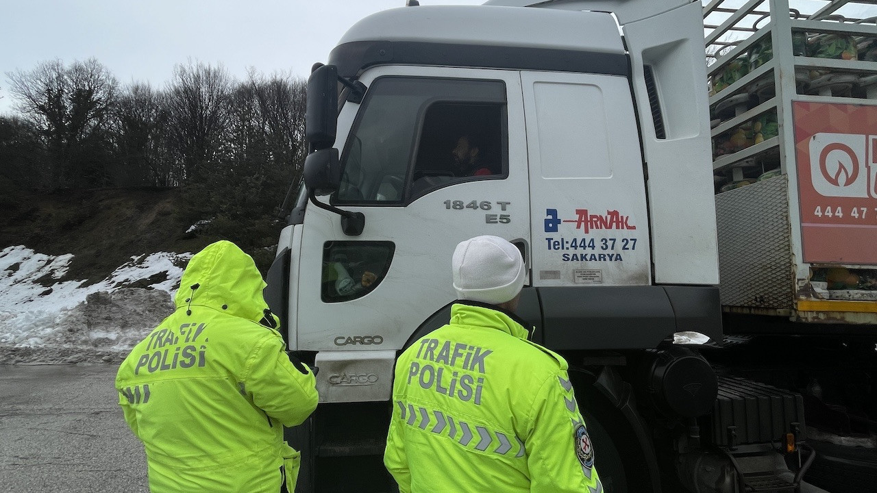 Bolu Dağı'nda ulaşım felç! Zincirsiz ticari araçlara geçit yok