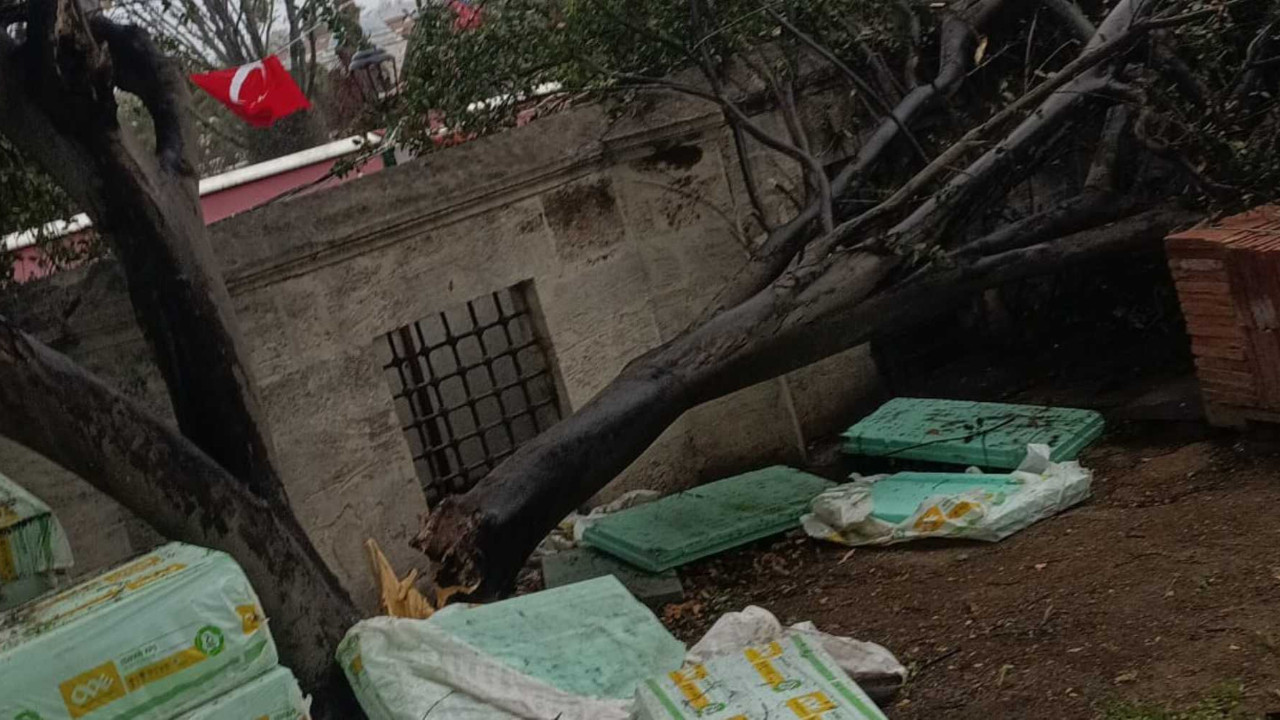 Şiddetli rüzgar Ayasofya’da hasara yol açtı