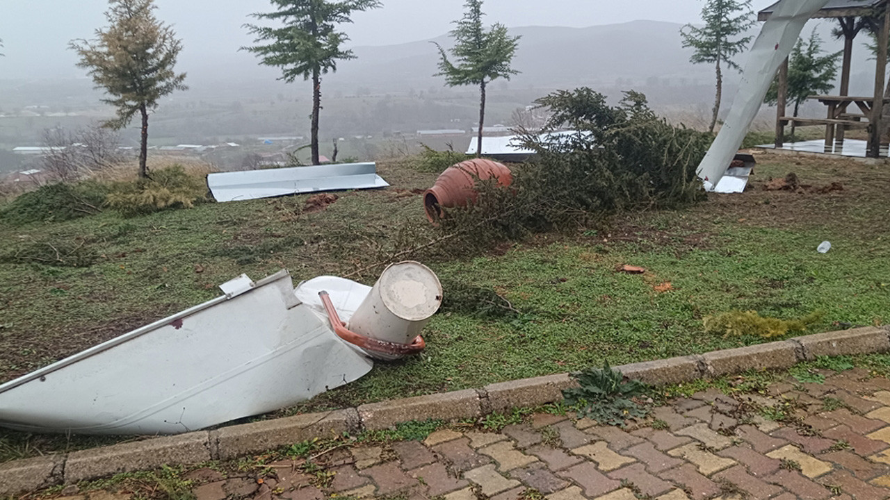Bilecik'te fırtına: Binaların çatısı uçtu, ağaçlar devrildi