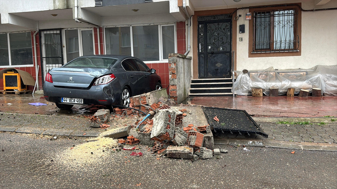 Düzce ve Kocaeli'de şiddetli rüzgar bazı binaların çatısını uçurdu, ağaçları devirdi