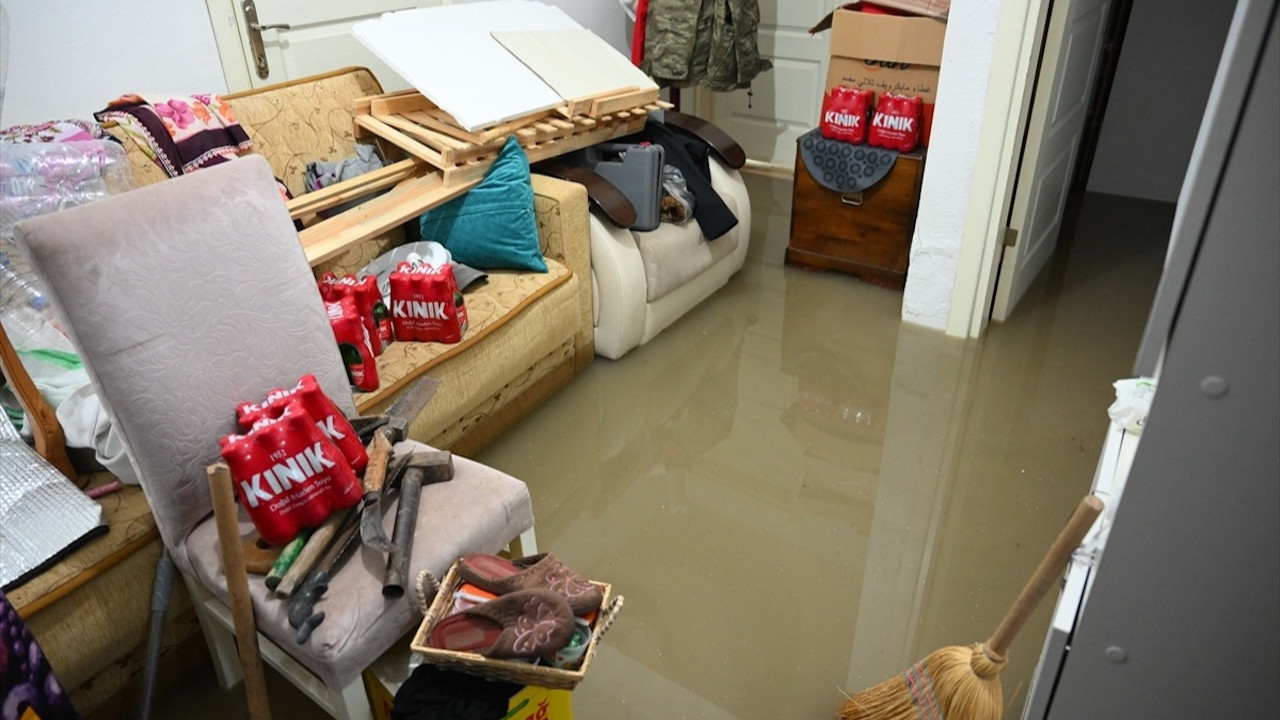 Edirne'de kuvvetli sağanak hayatı felç etti...