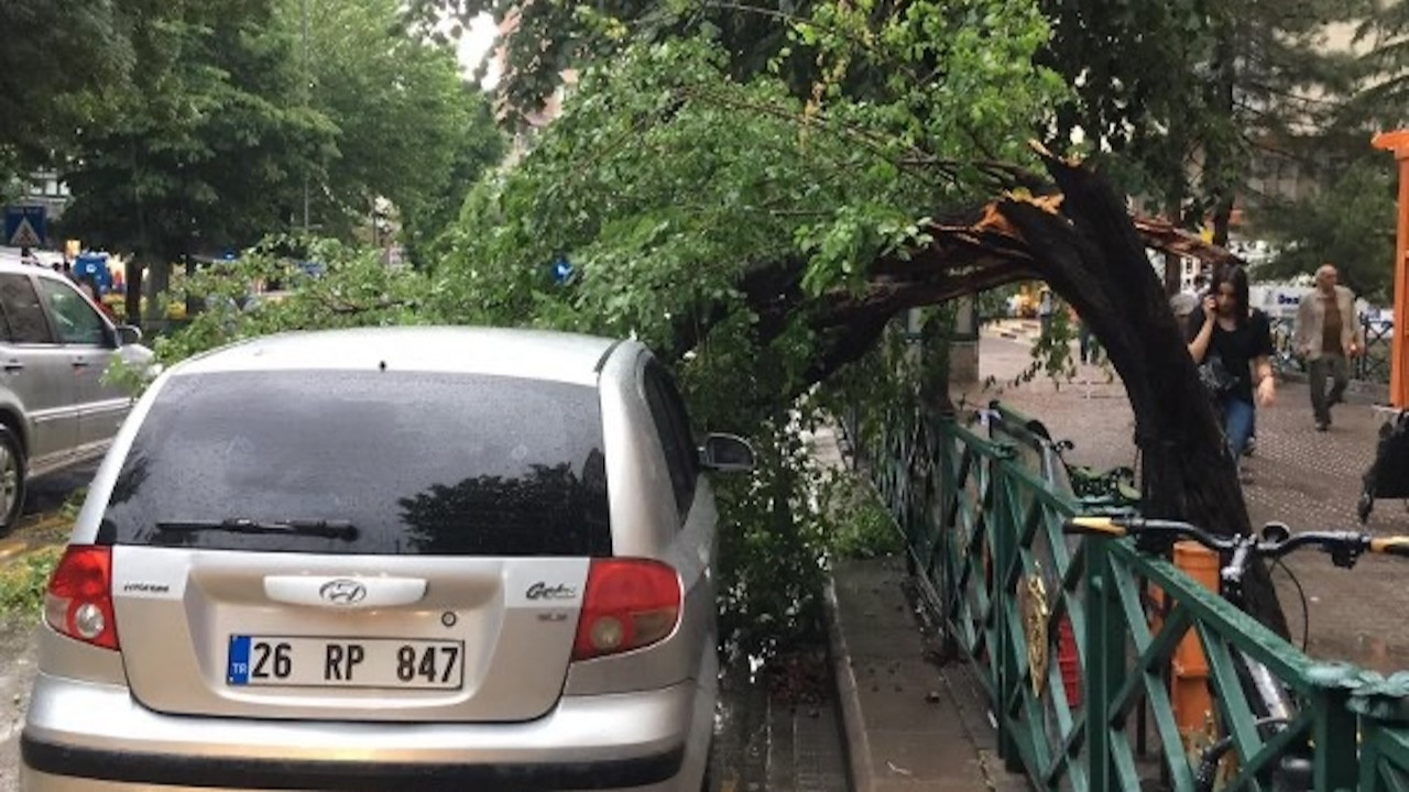 Eskişehir'de kuvvetli rüzgar! 6 araç zarar gördü