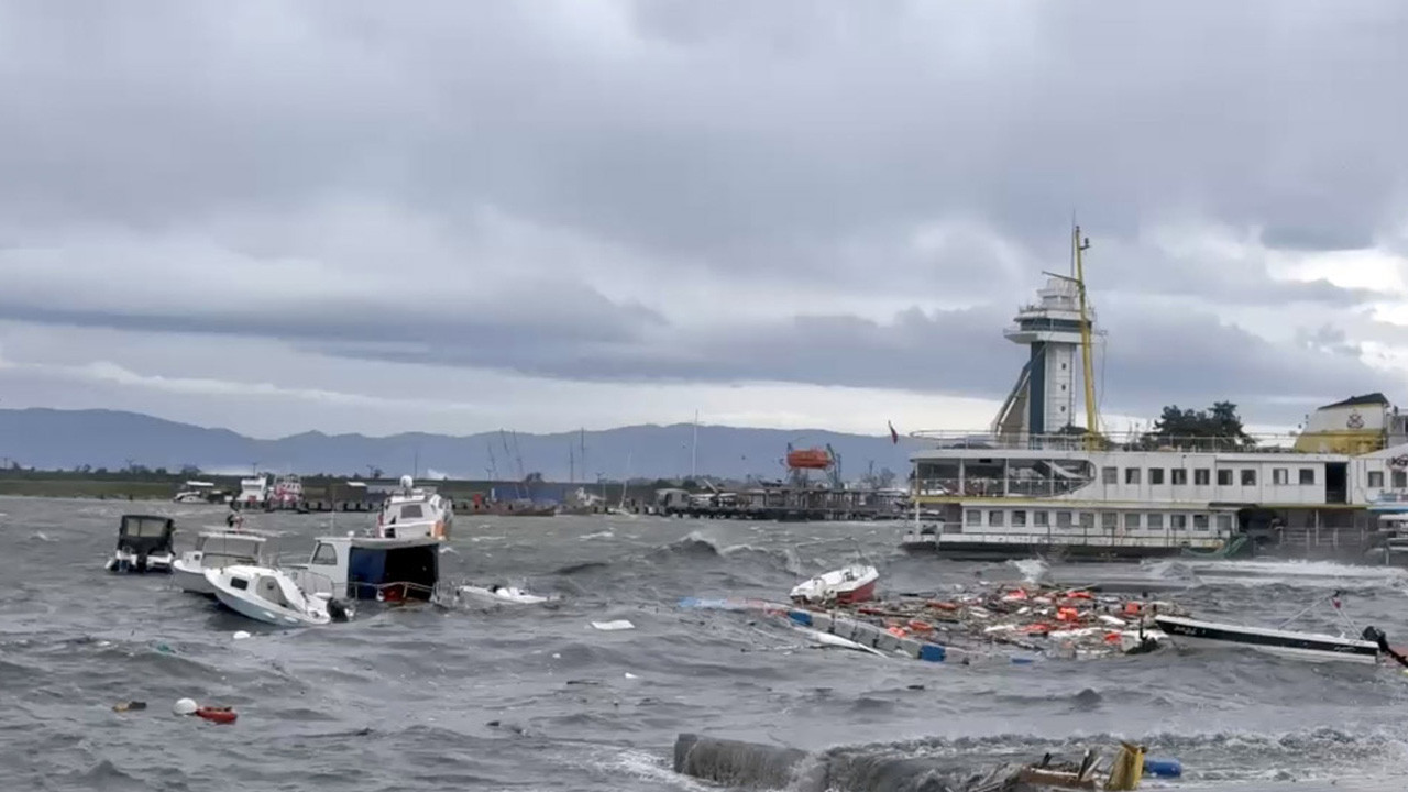 Fırtına İstanbul'u fena vurdu! Çatılar uçtu, ağaçlar devrildi