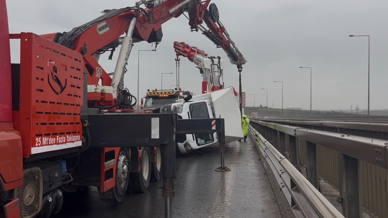 Kocaeli'de fırtına felaket oldu! 2 tır ve kamyonet devrildi...