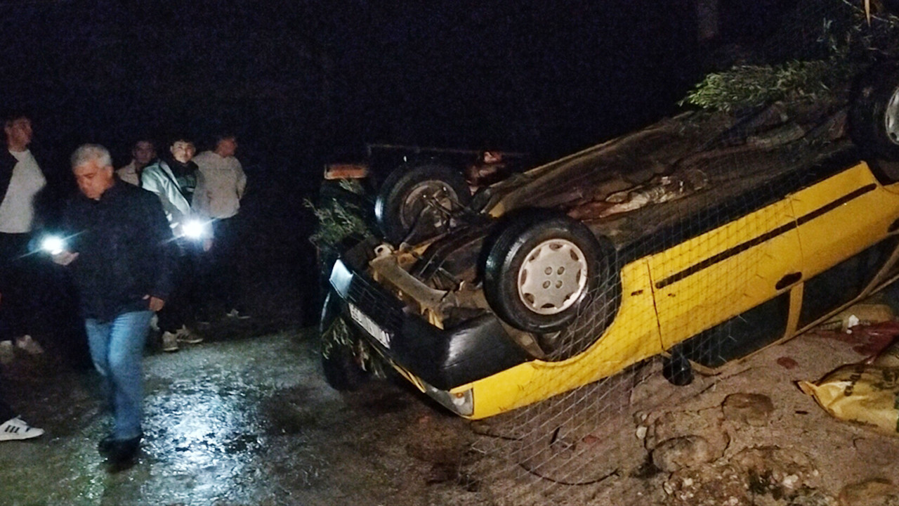 Manavgat'ta fırtına ve hortum nedeniyle çatılar uçtu ağaçlar arabalar devrildi