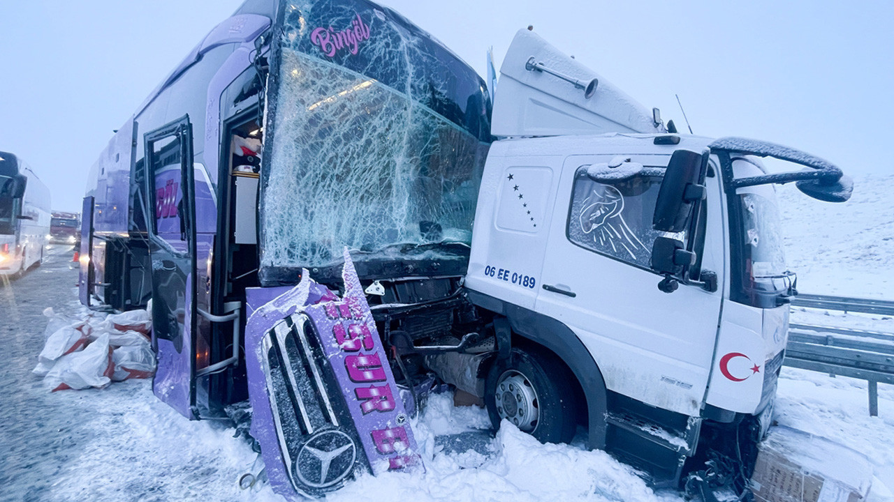Kars'ta yolcu otobüsü kaza yaptı! Yaralılar var