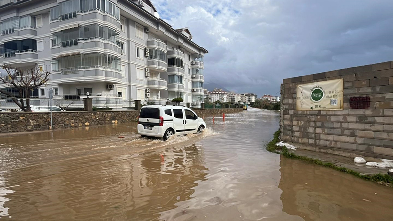 Alanya'da sağanak ve dolu etkili oldu