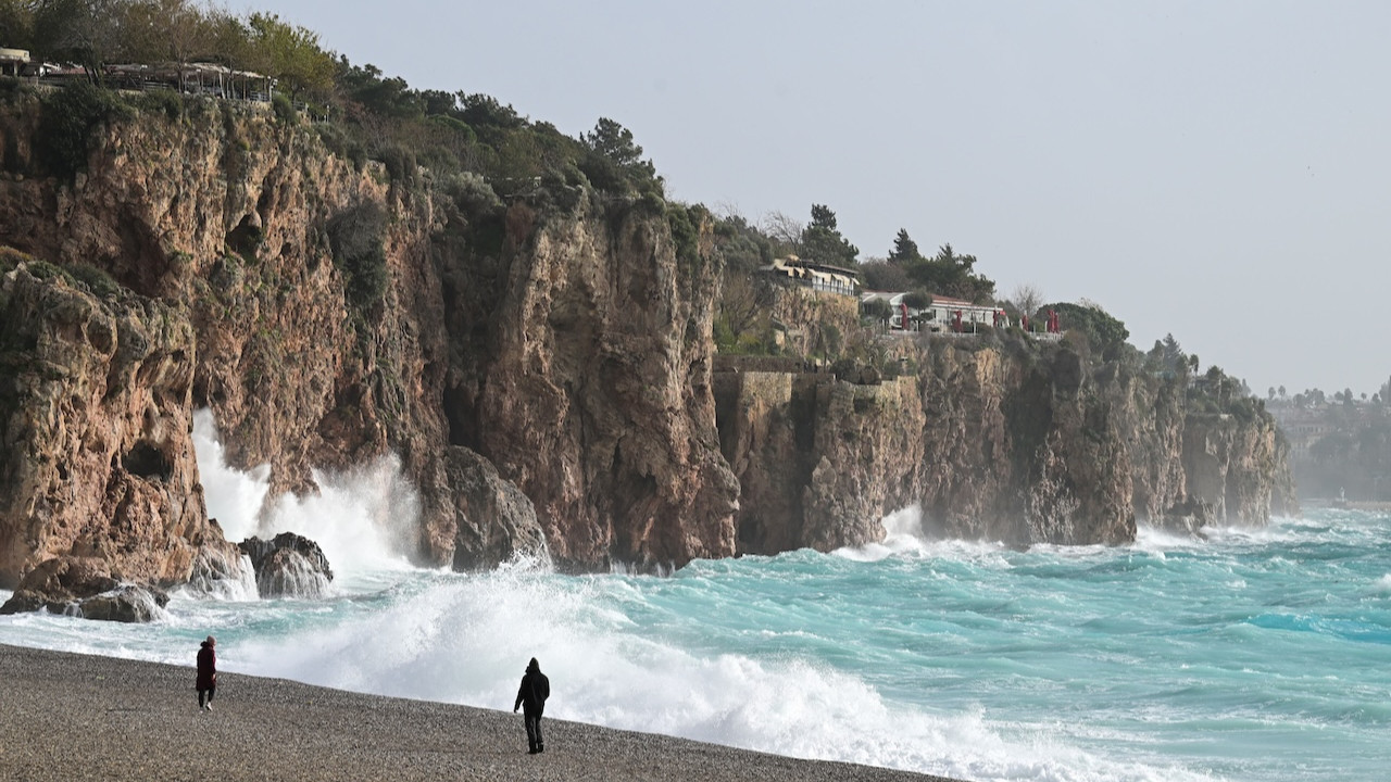 Antalyalılar dikkat! Kuvvetli rüzgar ve fırtına etkili oluyor