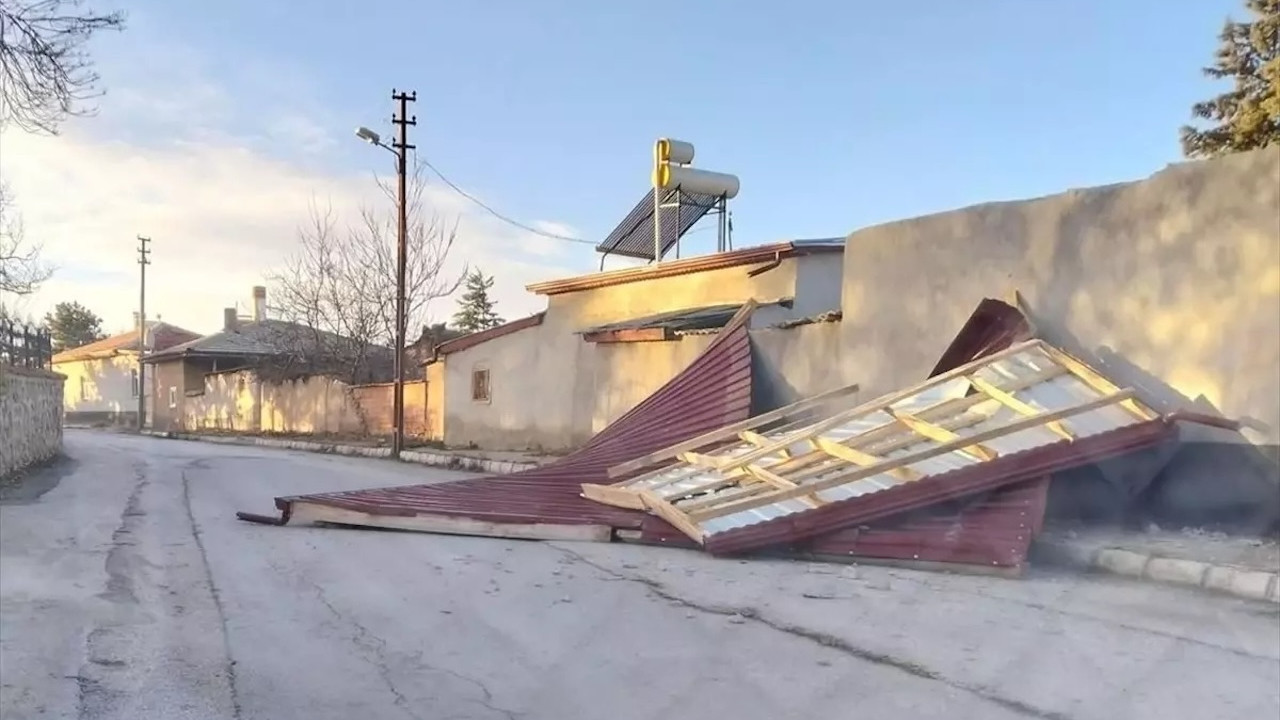 Konya'da şiddetli rüzgar hayatı felç oldu...