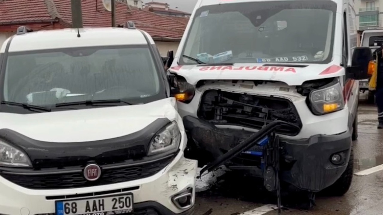 Ambulans ve hafif ticari araç çarpıştı: 8 yaralı