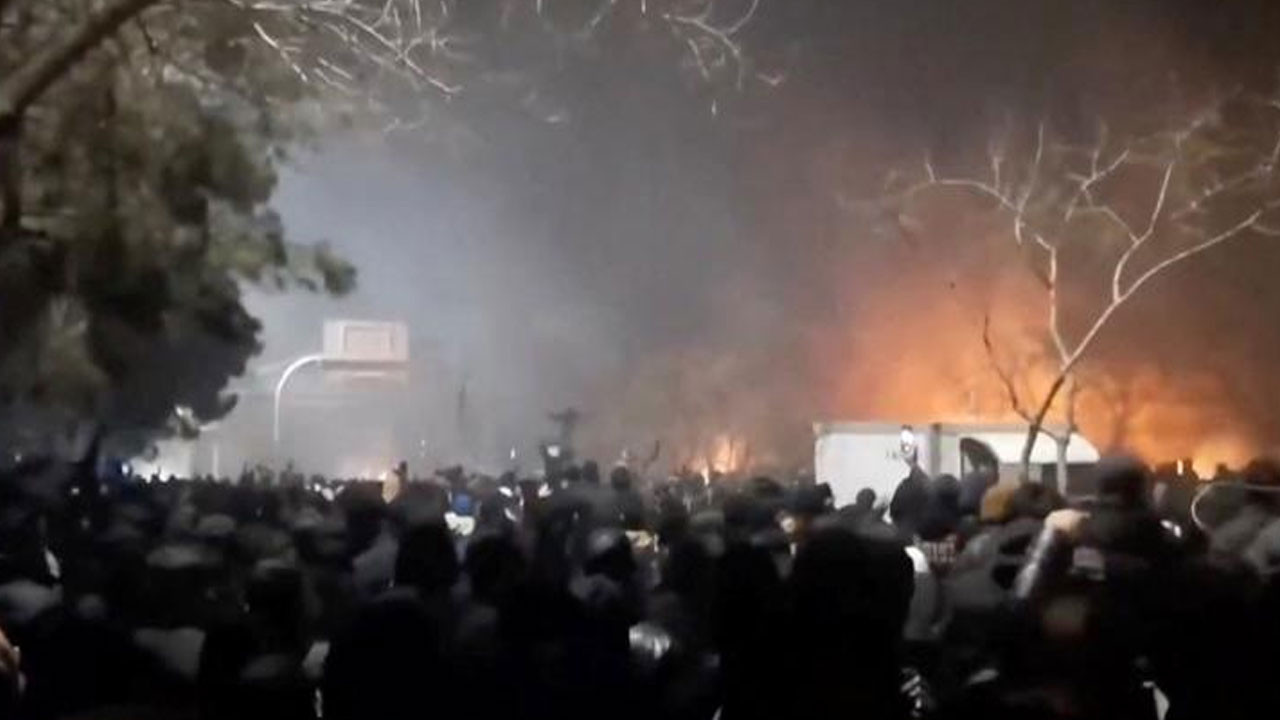 Reşt kentindeki gösterilerde 300'den fazla dükkan yandı