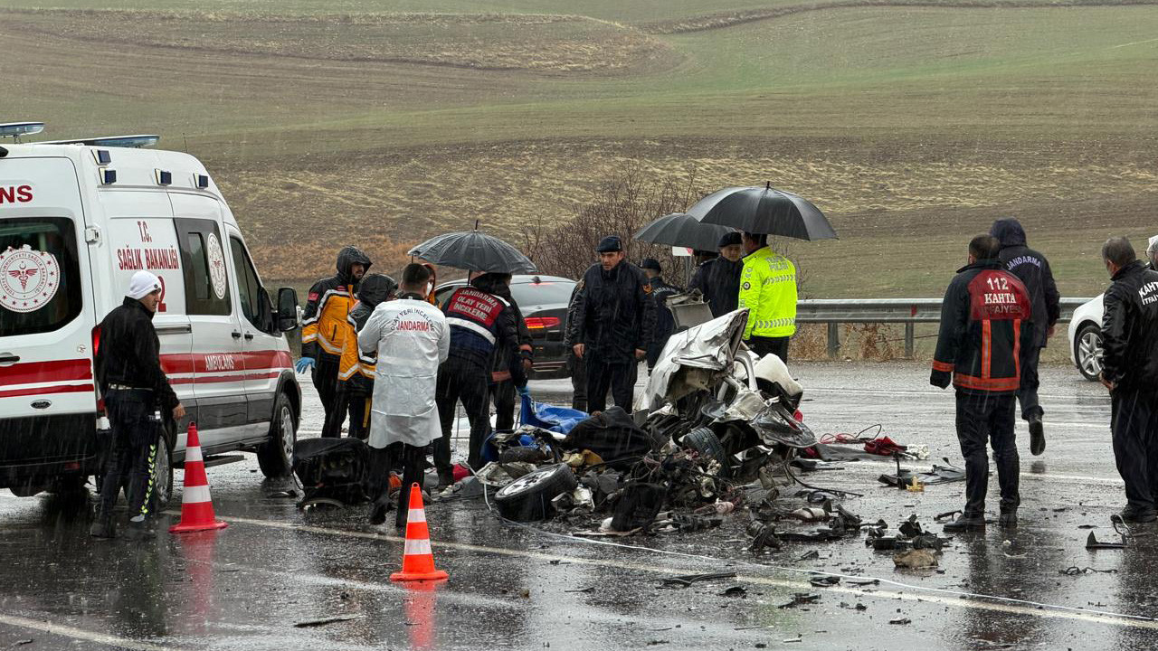 Yolcu otobüsüyle otomobil çarpıştı! Feci kazada 3 kişi hayatını kaybetti