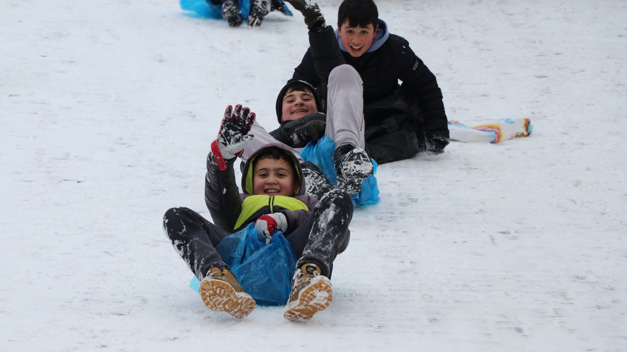 Valiliklerden peş peşe son dakika açıklamalar: 13 Ocak Salı hangi illerde okullar tatil edildi?