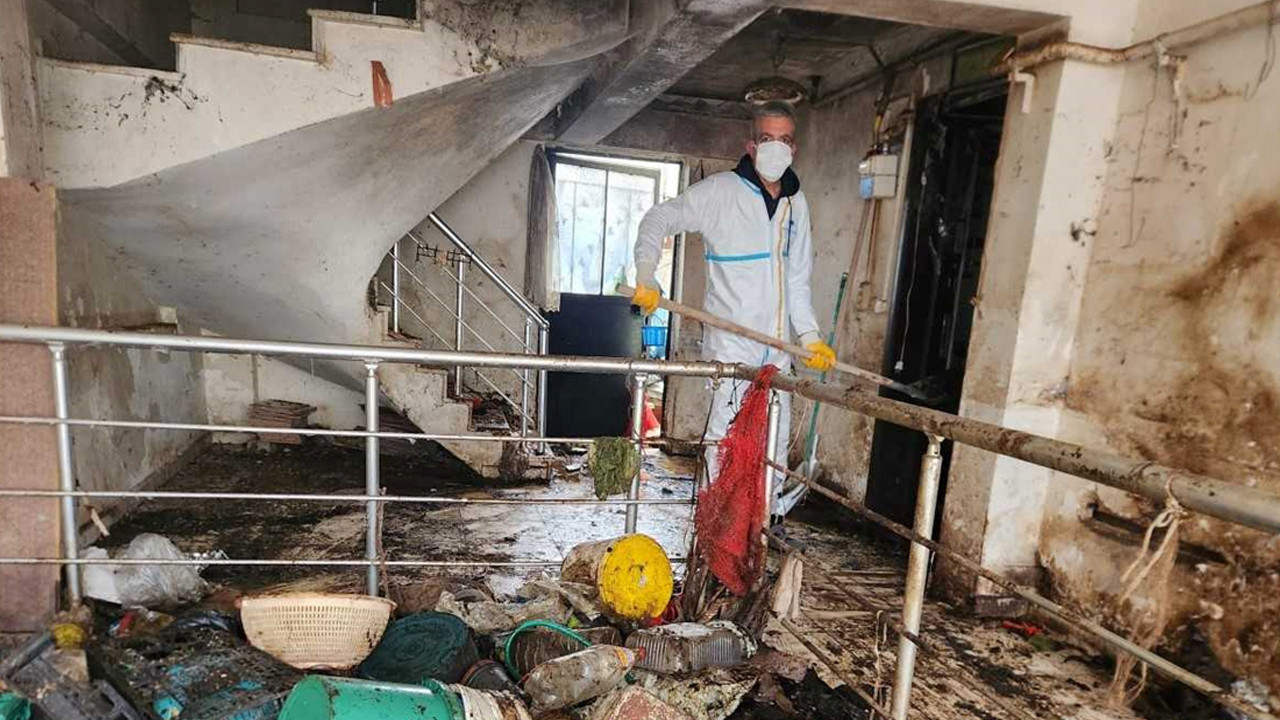 2 katlı evden 9 kamyon çöp çıktı