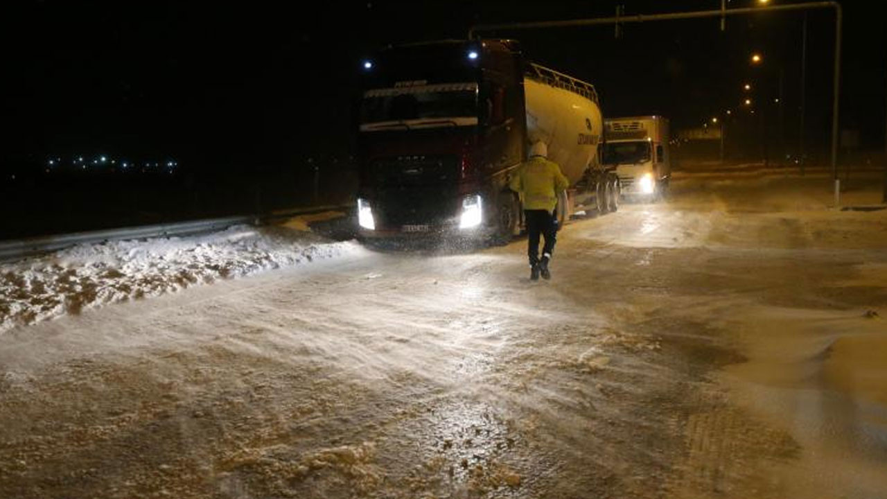 Kars'ta bazı yollar ağır taşıt trafiğine kapatıldı