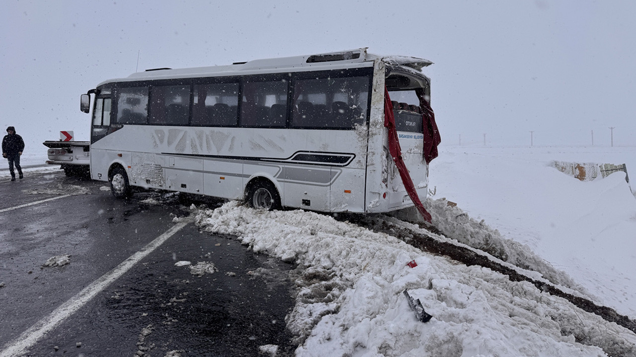 Kayseri'de cenazeye gidenleri taşıyan midibüs devrildi!