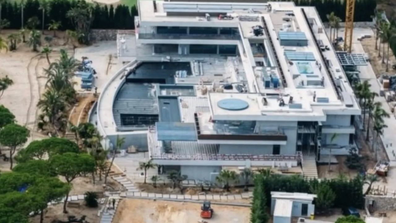 Emekli olduğunda yaşayacağı malikane olay! 8 Yatak odası, spor komleksi, havuz ve plaj...