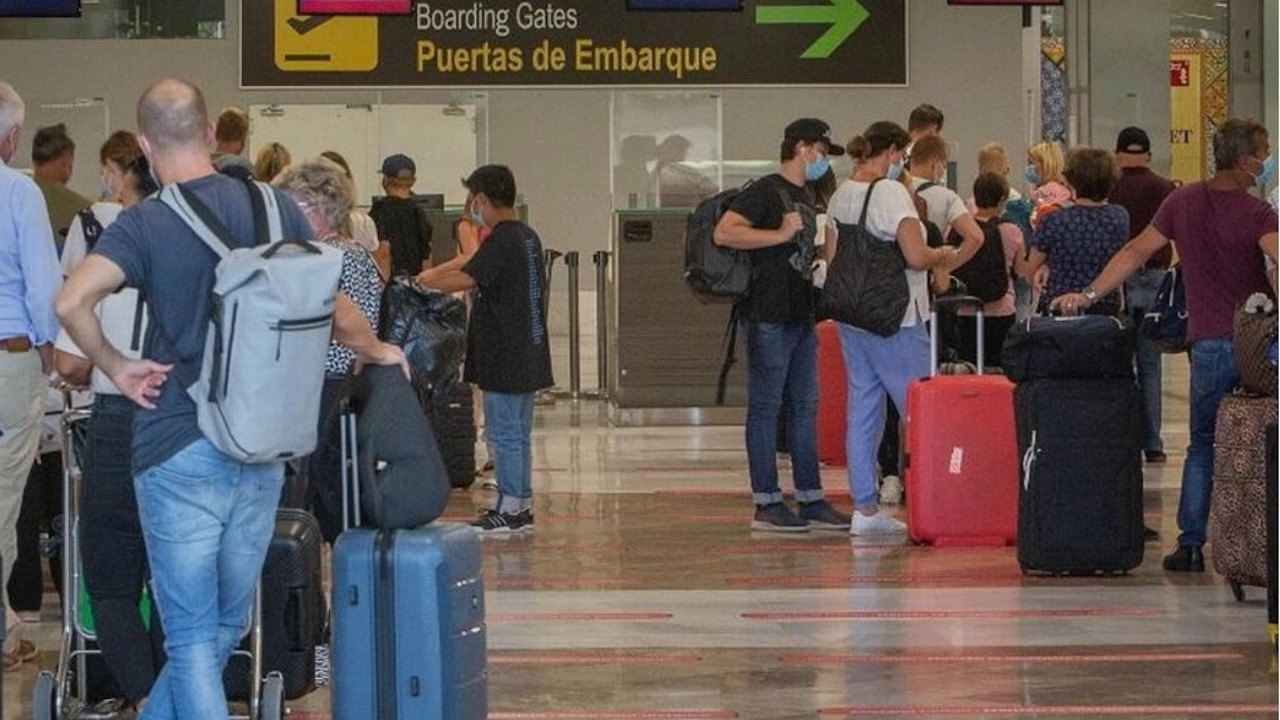 Akıllara durgunluk veren olay! 80 yaşındaki adam ölü eşini uçağa bindirmek için öyle birşey yaptı ki...