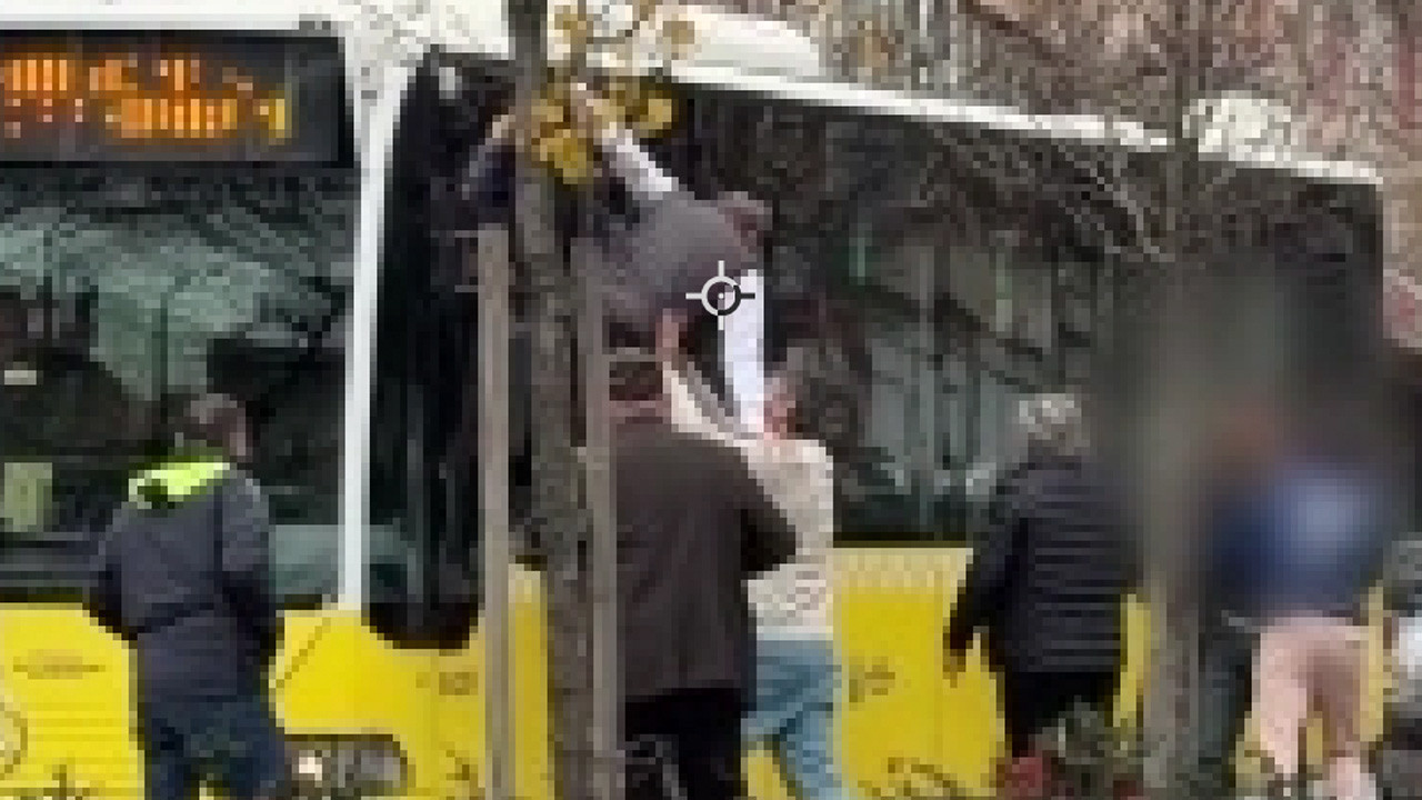 Üsküdar'da İETT şoförü, otobüsün camından çıkarak trafikte kavga etti