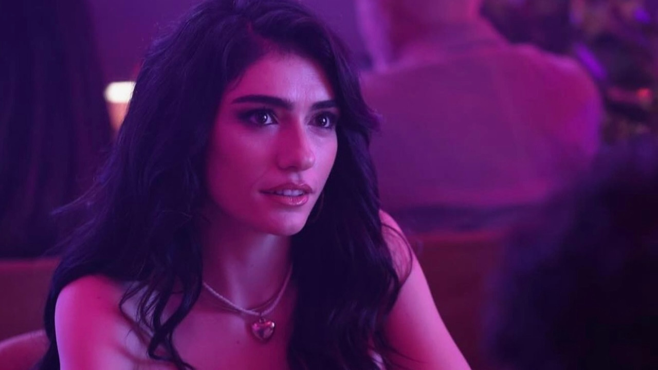 Hazar Ergüçlü ödül gecesi tarzı ile olay yarattı! Karelerine beğeni yağdı