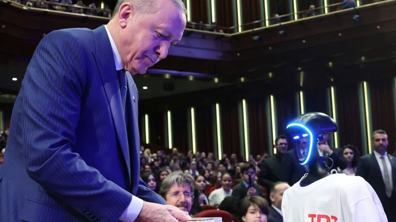Cumhurbaşkanı Erdoğan'a kanal açılışı kumandasını robot getirdi