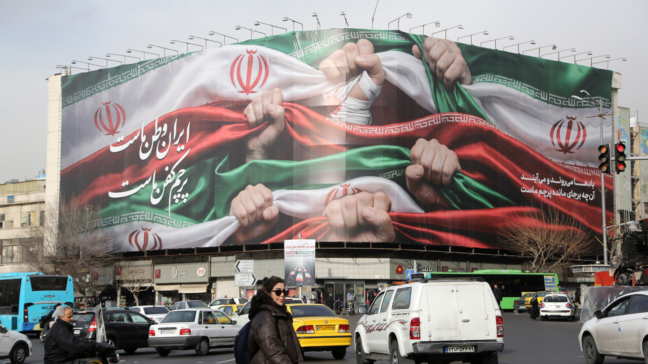 Tahran'da protestolar sonrası asılan dev afiş dikkat çekti