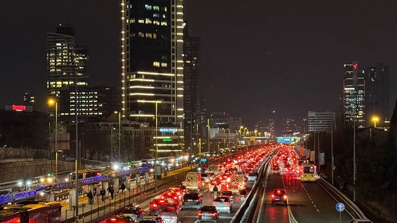 İstanbul'da akşam saatlerinde trafik yoğunluğu yüzde 89'a kadar çıktı