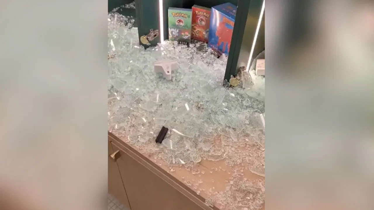 Pokemon mağazasında silahlı soygun! Çalınan ürünlerin değeri dudak uçuklattı