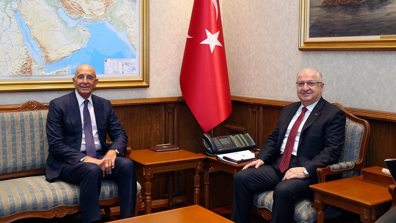 Tom Barrack oturma düzeni fotoğrafı olay oldu! Başkan gibi başköşeye kuruldu bakanı da...