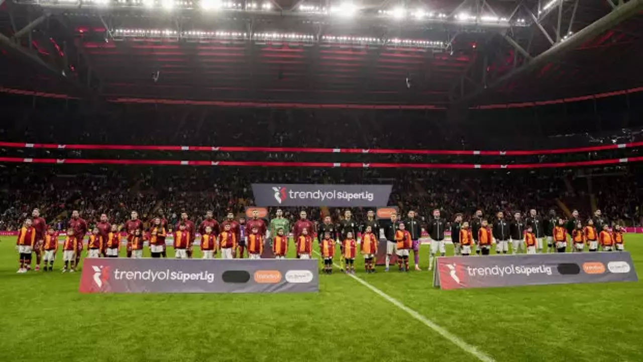 Galatasaraylı taraftarlar ayaklandı! Maç esnasında 'Yönetim istifa' sesleri