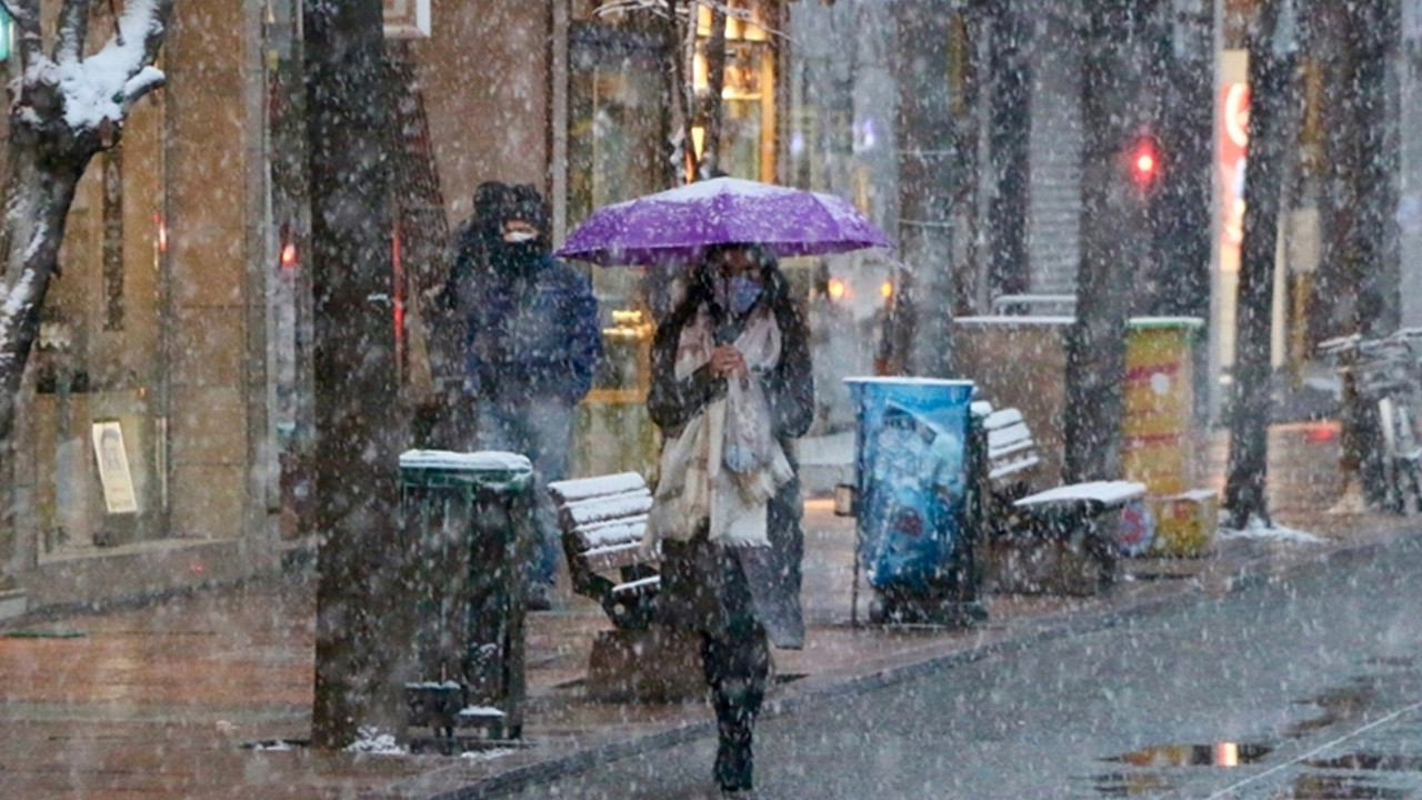 İstanbul'da sulu kar başladı! Gece saatlerine dikkat