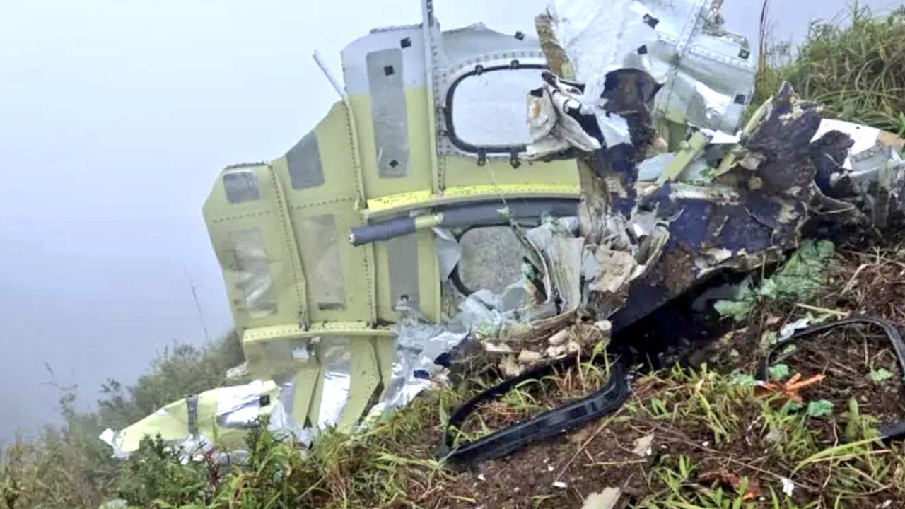 Endonezya'da dağlık alanda kaybolan uçağın enkazına ulaşıldı