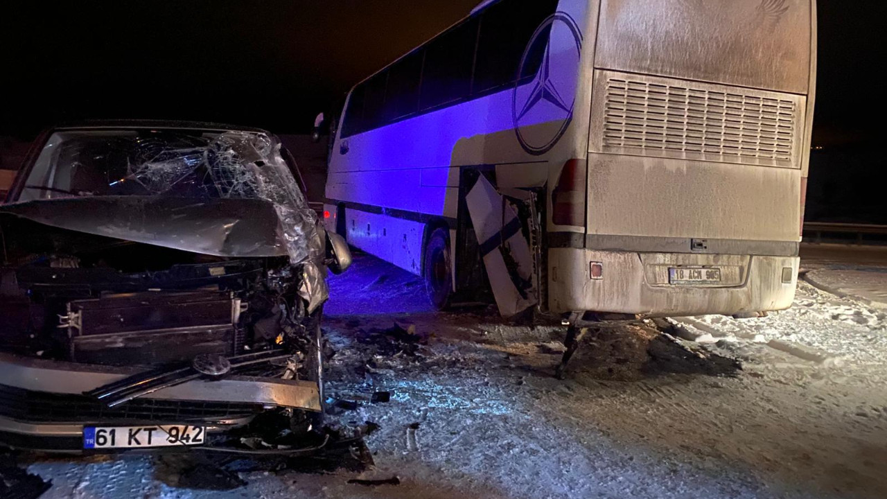 Çankırı'da yürekler ağza geldi! Servis otobüsü ile panelvan çarpıştı: 3 kişi yaralı