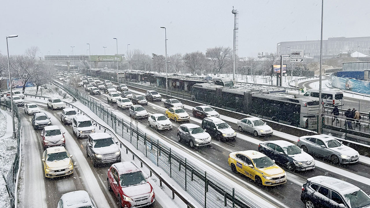 İstanbul'da kar yağdı trafik felç oldu! Araçlar yolda kaldı