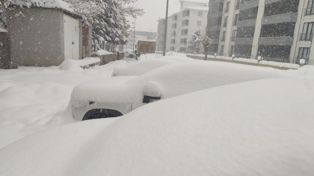 Ülkecek resmen donuyoruz! Kar kalınlığı 20 santimi aşacak: 9 kente yeniden kar ve fırtına uyarısı...