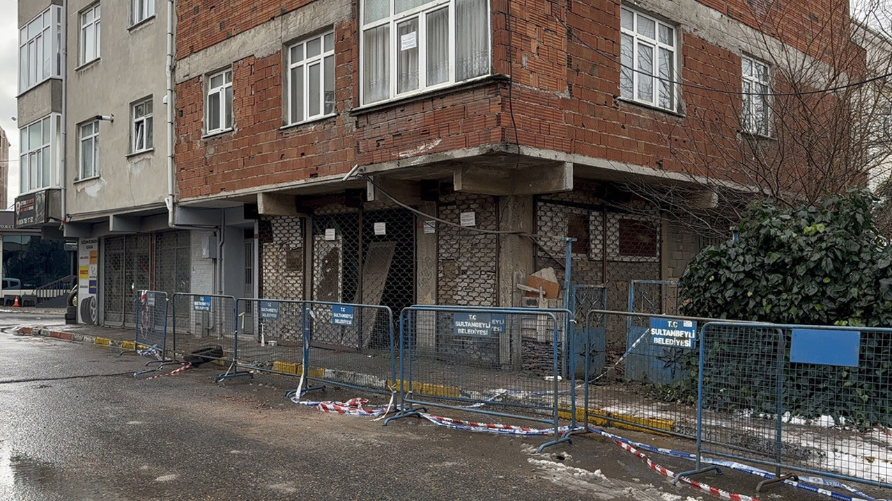 İstanbul'da bir binanın balkonu çöktü!