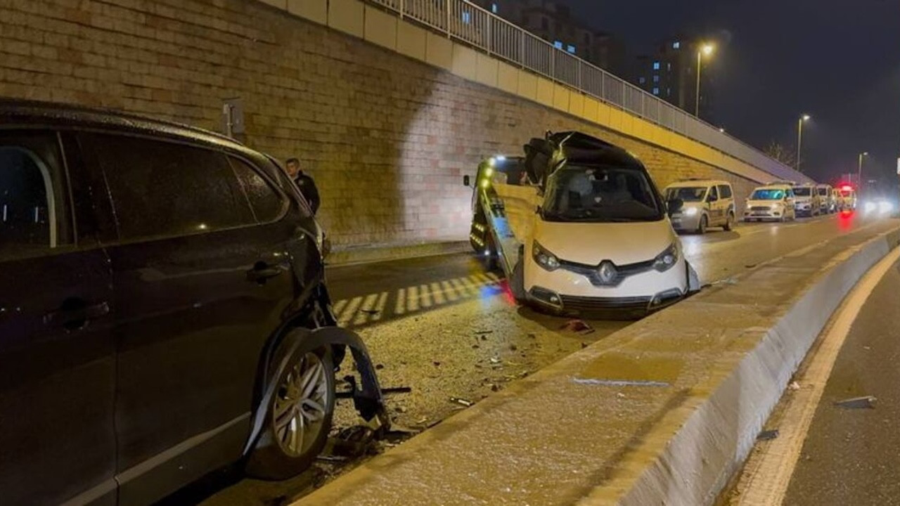İstanbul'da 6 aracın karıştığı kazada 3 kişi yaralandı