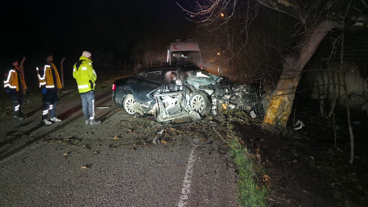 Ağaca çarpan otomobildeki 2 kişi öldü