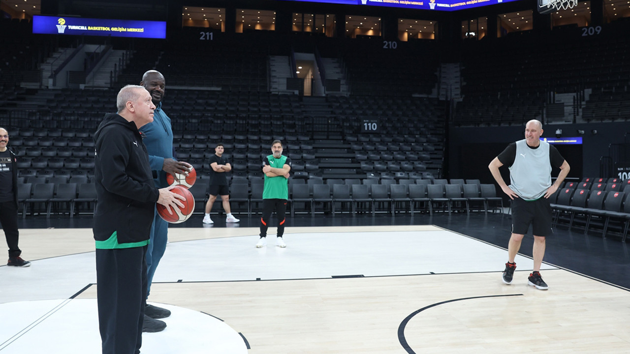 Cumhurbaşkanı Erdoğan, eski NBA oyuncusu Shaquille O'Neal ile basketbol oynadı
