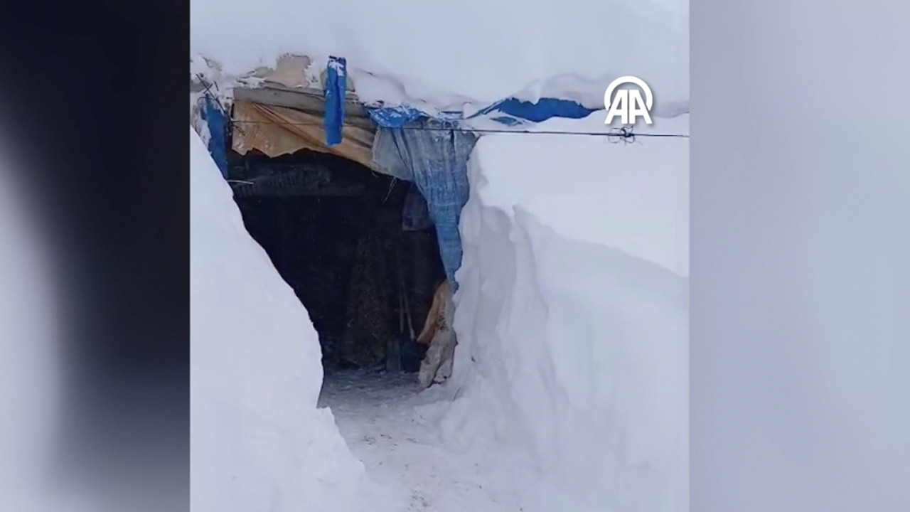 Kara gömülen evlerine açtıkları tünellerden giriyorlar