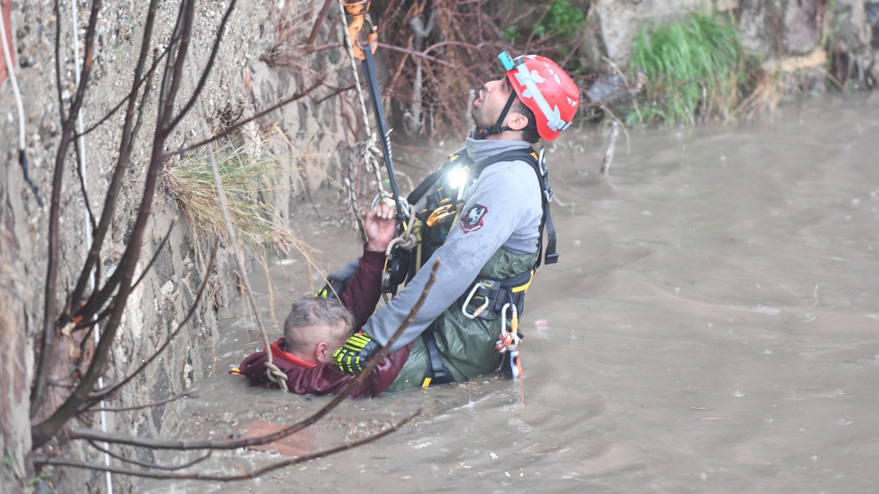 Sağanak İzmir'de fena vurdu! Su yükselince canını zor kutardı