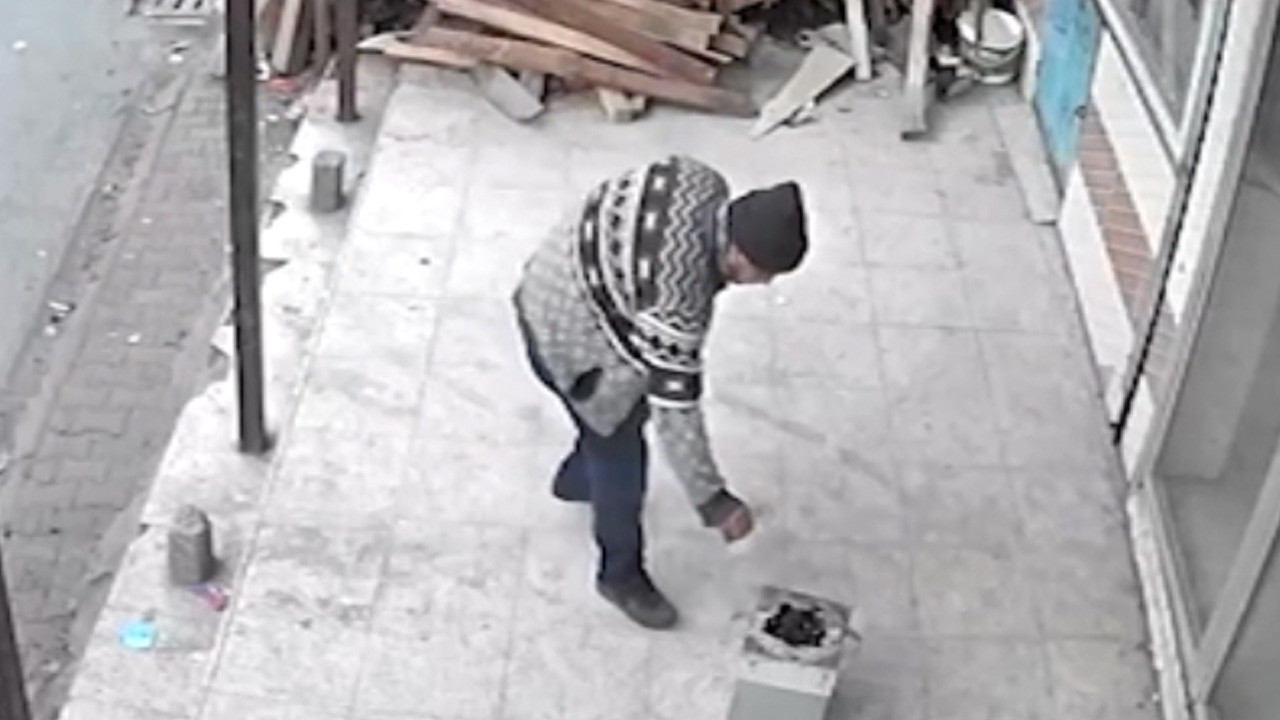 Taş ocağa benzin döktü, kıyafeti alev aldı! Korku dolu anlar kamerada