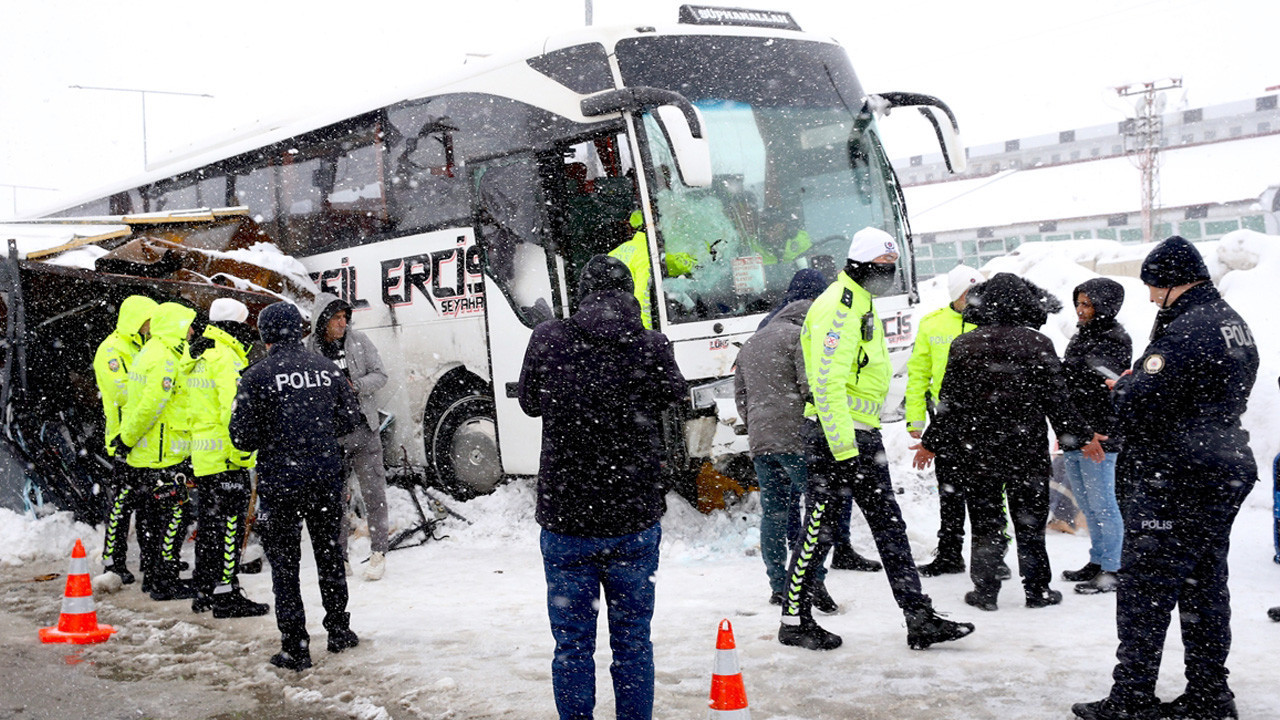 Bitlis'te yolcu otobüsü polis kontrol noktasına daldı! Yaralı polisler var