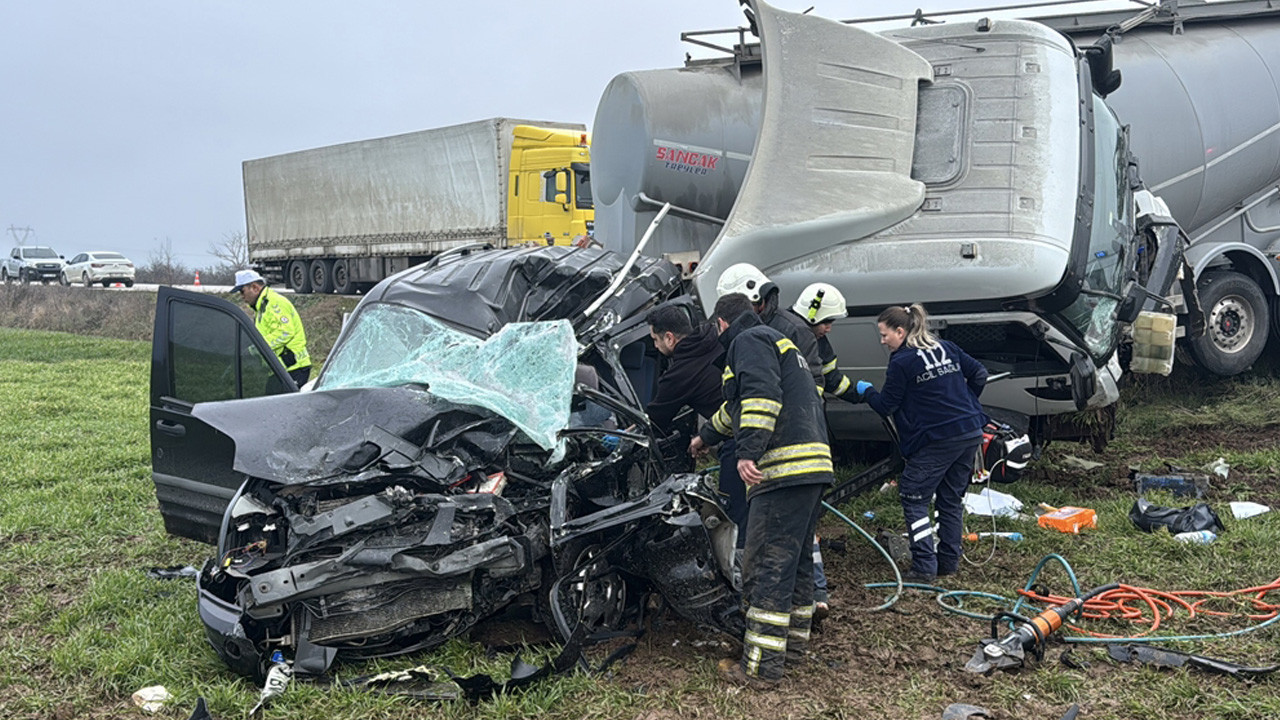 Edirne'de korkunç kaza! Hafif ticari araç ile tır çarpıştı