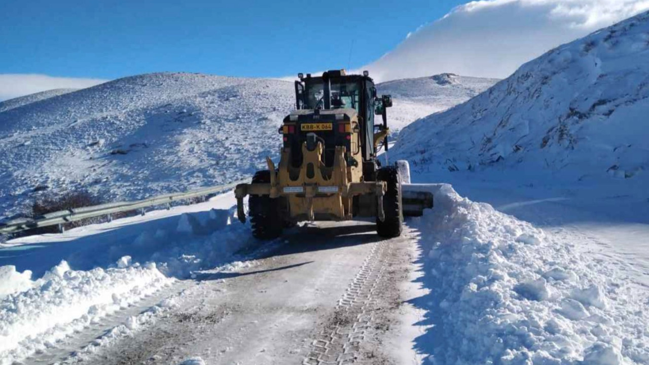 Kayseri'de kar hayatı felç etti! Kırsaldaki 155 mahalleye ulaşım durdu